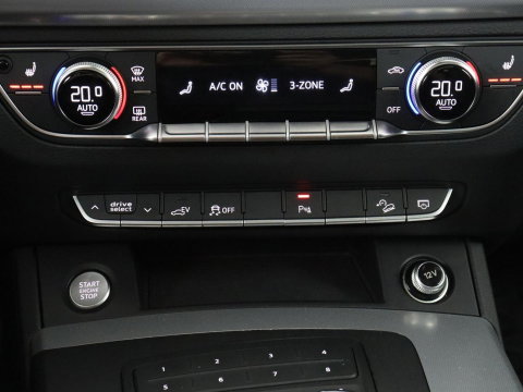 Audi Q5 50 TFSI e quattro S edition | SOH 85,5% | Panoramadak | Half leder | Stoelverwarming | Adaptive cruise | Dodehoek detectie | Camera | Park assist | Navigatie | Bluetooth | Climate control
