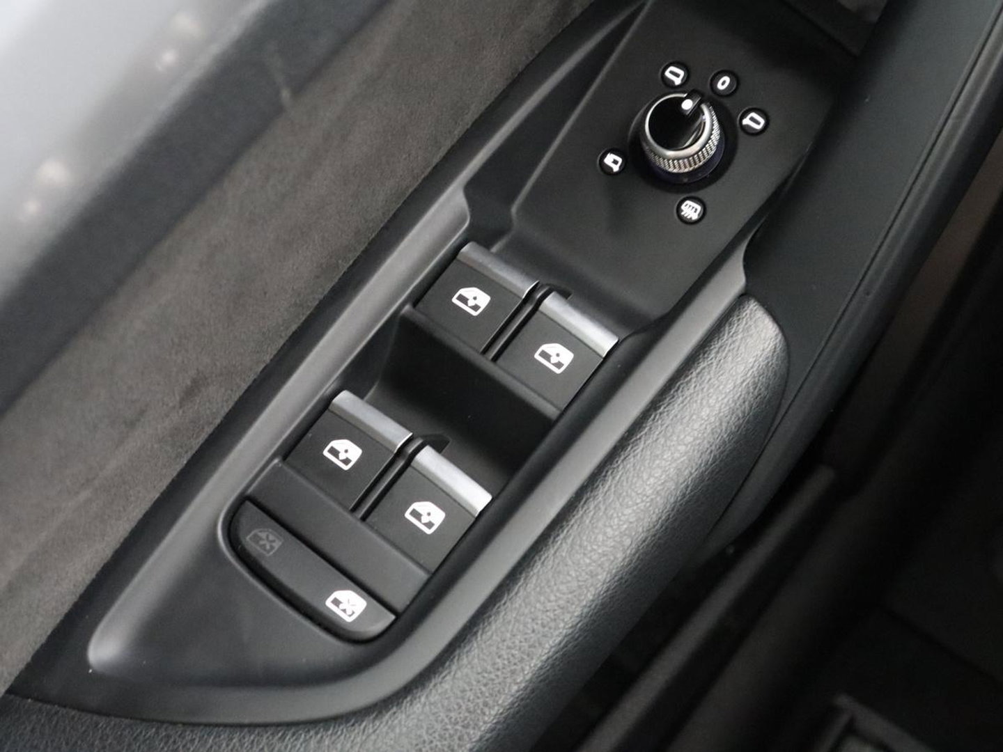 Audi Q5 50 TFSI e quattro S edition | SOH 85,5% | Panoramadak | Half leder | Stoelverwarming | Adaptive cruise | Dodehoek detectie | Camera | Park assist | Navigatie | Bluetooth | Climate control