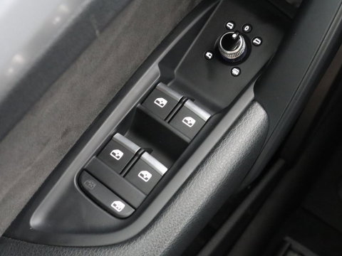 Audi Q5 50 TFSI e quattro S edition | SOH 85,5% | Panoramadak | Half leder | Stoelverwarming | Adaptive cruise | Dodehoek detectie | Camera | Park assist | Navigatie | Bluetooth | Climate control