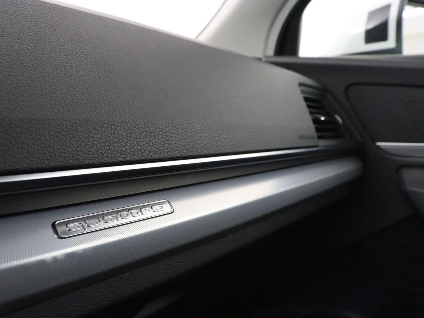Audi Q5 50 TFSI e quattro S edition | SOH 85,5% | Panoramadak | Half leder | Stoelverwarming | Adaptive cruise | Dodehoek detectie | Camera | Park assist | Navigatie | Bluetooth | Climate control