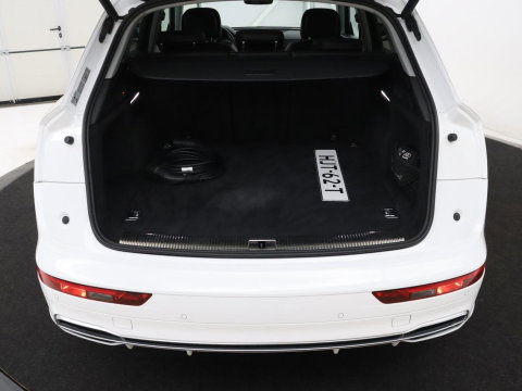Audi Q5 50 TFSI e quattro S edition | SOH 85,5% | Panoramadak | Half leder | Stoelverwarming | Adaptive cruise | Dodehoek detectie | Camera | Park assist | Navigatie | Bluetooth | Climate control