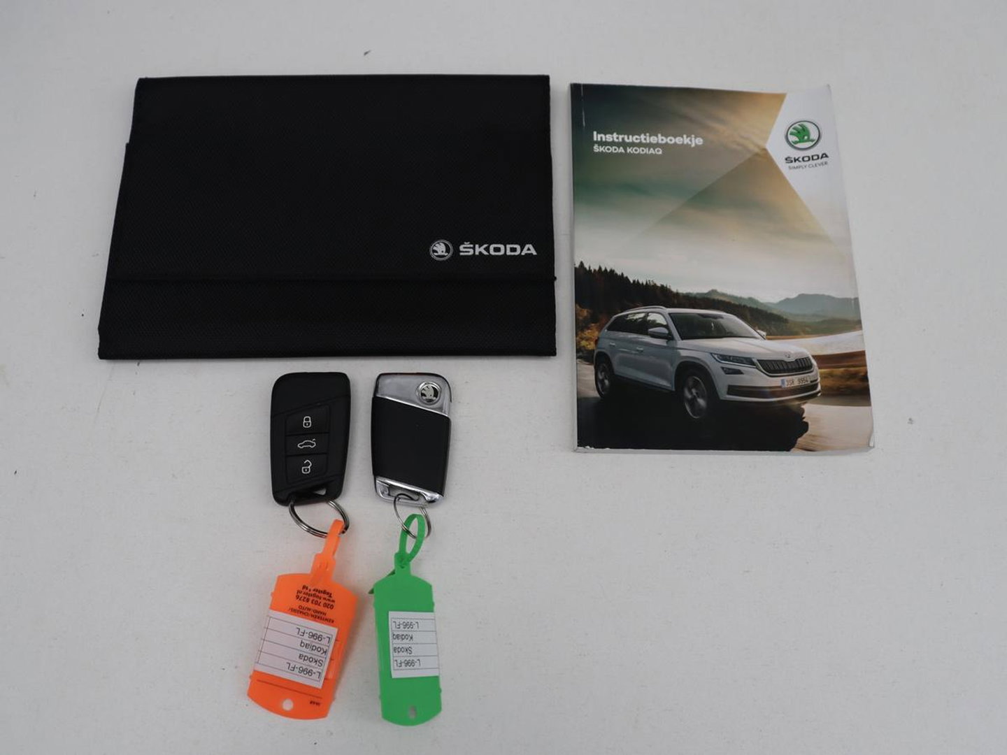 Škoda Kodiaq 1.5 TSI Business Edition | Leder/alcantara | Cruise control | Trekhaak | Carplay | Camera | Park assist | Sfeerverlichting | Climate control | Full LED