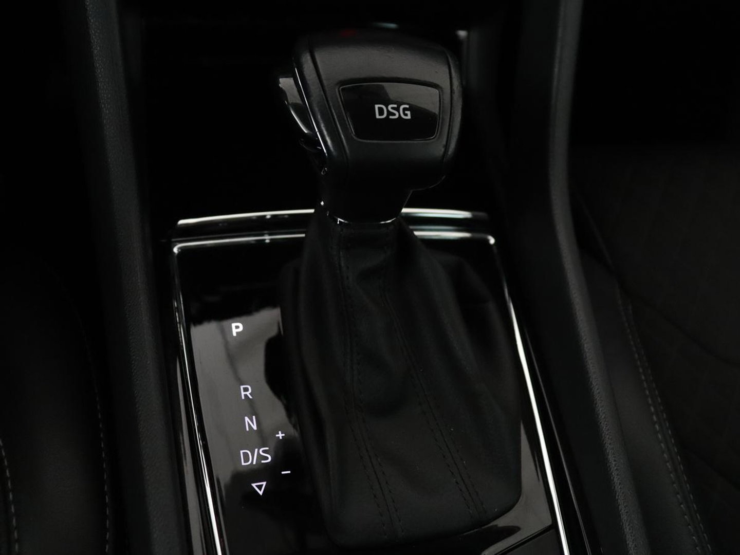 Škoda Kodiaq 1.5 TSI Business Edition | Leder/alcantara | Cruise control | Trekhaak | Carplay | Camera | Park assist | Sfeerverlichting | Climate control | Full LED