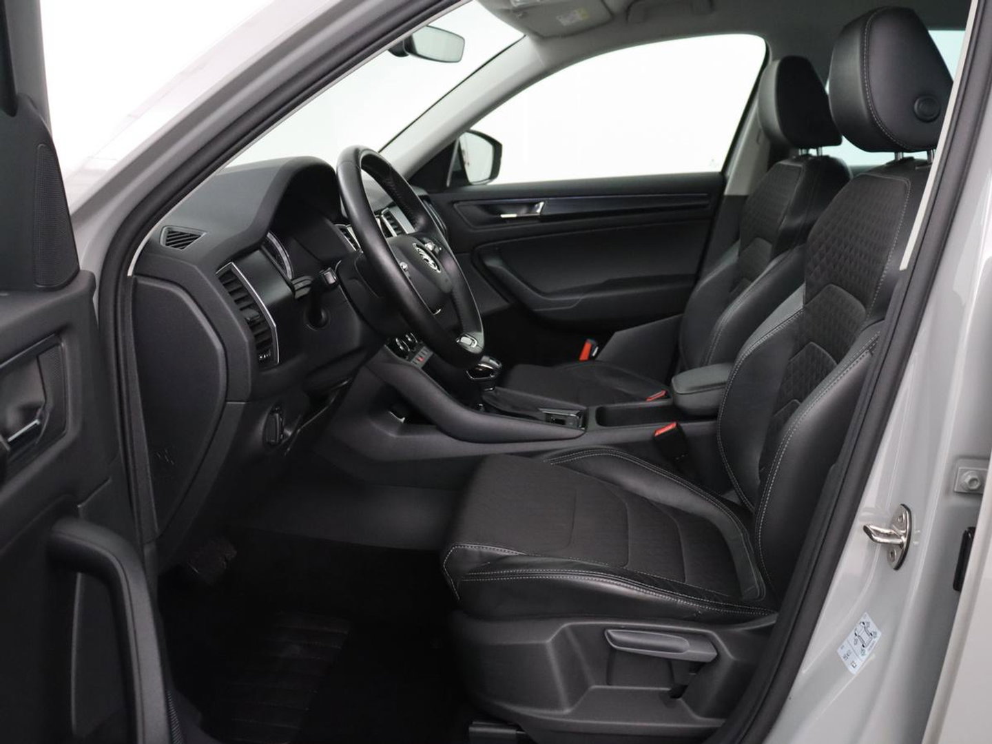 Škoda Kodiaq 1.5 TSI Business Edition | Leder/alcantara | Cruise control | Trekhaak | Carplay | Camera | Park assist | Sfeerverlichting | Climate control | Full LED