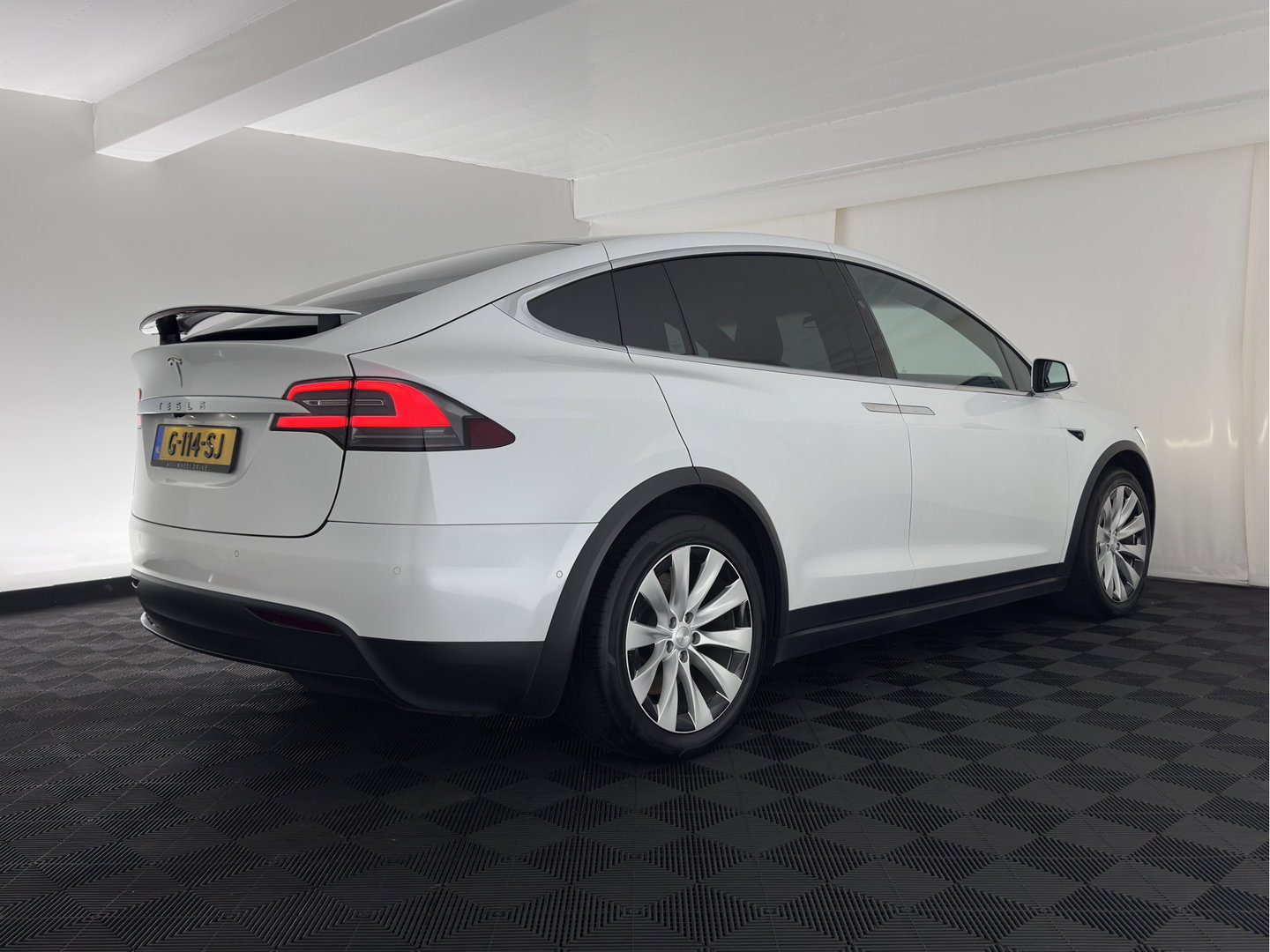 Tesla Model X 100D Long Range 6 pers. (INCL. BTW) *AUT | PANO | LEATHER | NAVI-FULLMAP | FULL-LED | AIRSUSPENSION | DIGI-COCKPIT | FASTLOADER | KEYLESS | DAB+ | HEATED-SPORTSEATS | PRIVACY-GLASS | AUTOPILOT |  20"ALU*
