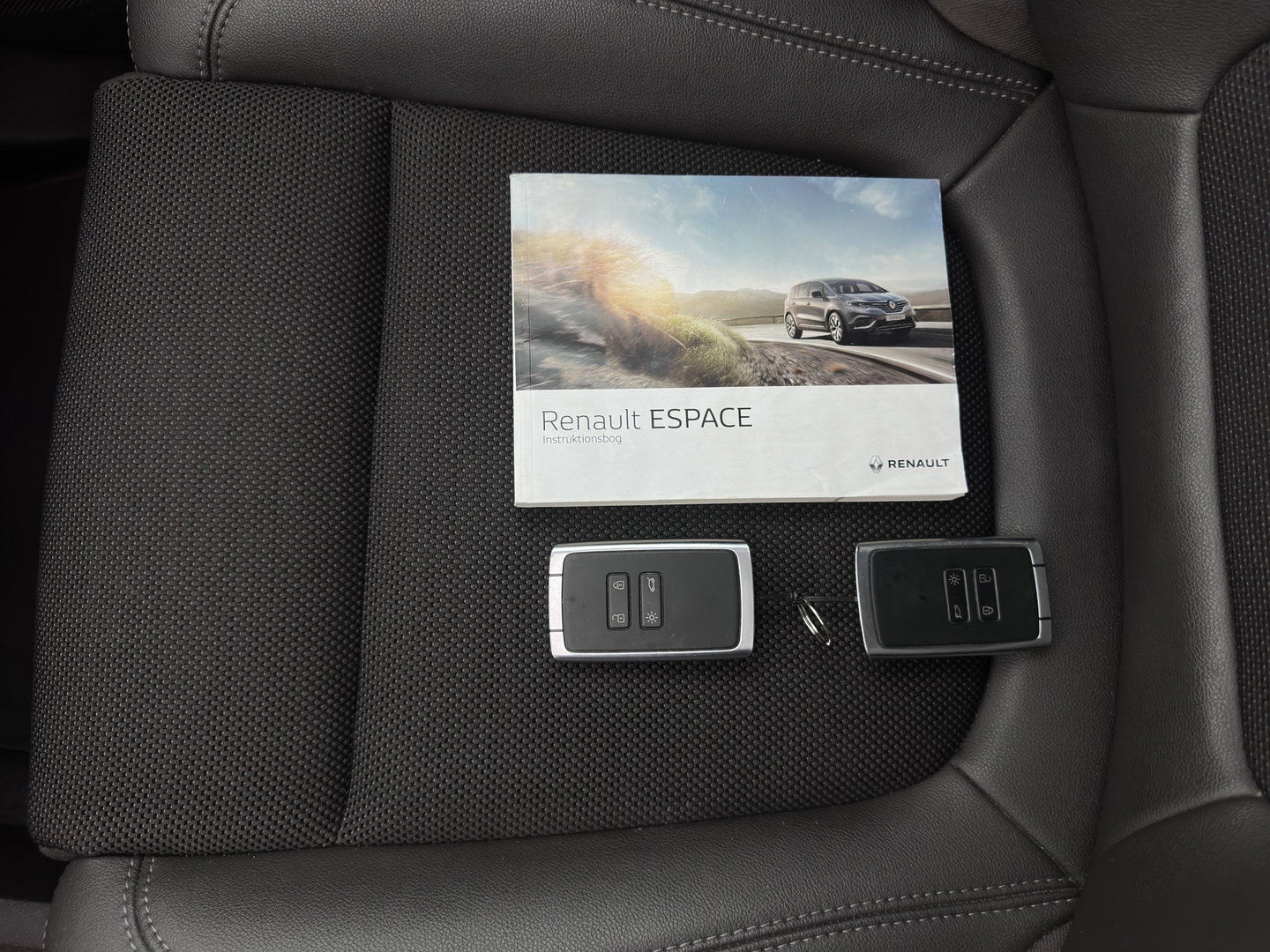 Renault Espace 2.0 Blue dCi Intens 7pers. *AUT | PANO | HEAD-UP | LEATHER | CRUISE | FULL-LED | CAMERA | KEYLESS | HEATED-COMFORTSEATS | PRIVACY-GLASS | ECC | PDC | AMBIENT-LIGHT | 19''ALU*