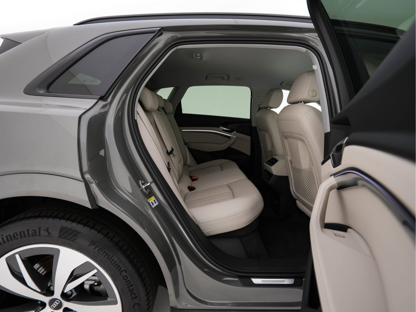 Audi Q8 e-tron 50 quattro Advanced Edition 95 kWh [3-Fase-22kW] {SoH-99%} (INCL-BTW)  Aut. *LEATHER | FULL-LED | MEMORY-PACK | ADAPTIVE-CRUISE | CAMERA | PRIVACY-GLASS | DIGI-COCKPIT | SHIFTPADDLES | DAB | AMBIENTLIGHT | TOWBAR | 20''ALU*