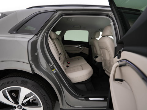 Audi Q8 e-tron 50 quattro Advanced Edition 95 kWh [3-Fase-22kW] {SoH-99%} (INCL-BTW)  Aut. *LEATHER | FULL-LED | MEMORY-PACK | ADAPTIVE-CRUISE | CAMERA | PRIVACY-GLASS | DIGI-COCKPIT | SHIFTPADDLES | DAB | AMBIENTLIGHT | TOWBAR | 20''ALU*
