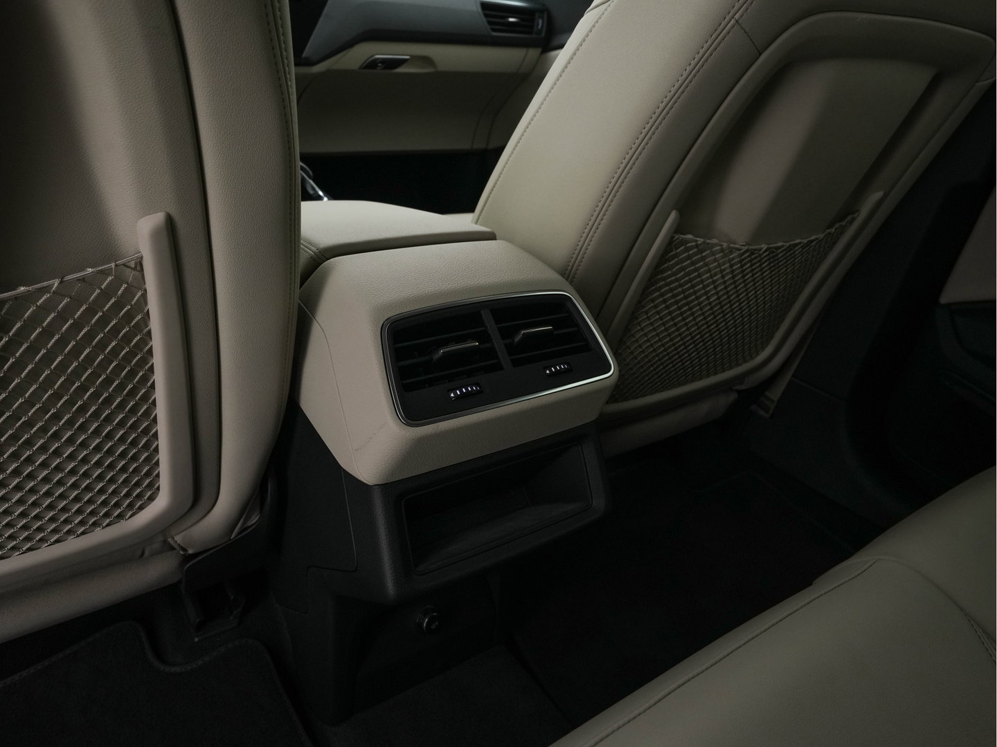 Audi Q8 e-tron 50 quattro Advanced Edition 95 kWh [3-Fase-22kW] {SoH-99%} (INCL-BTW)  Aut. *LEATHER | FULL-LED | MEMORY-PACK | ADAPTIVE-CRUISE | CAMERA | PRIVACY-GLASS | DIGI-COCKPIT | SHIFTPADDLES | DAB | AMBIENTLIGHT | TOWBAR | 20''ALU*