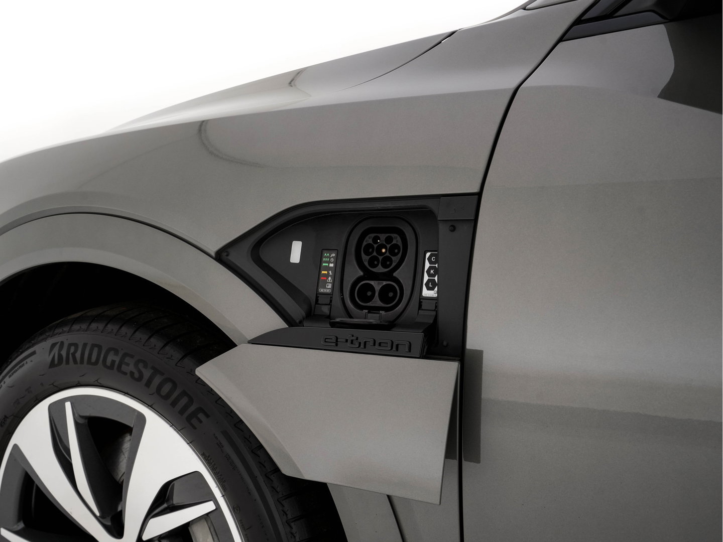 Audi Q8 e-tron 50 quattro Advanced Edition 95 kWh [3-Fase-22kW] {SoH-99%} (INCL-BTW)  Aut. *LEATHER | FULL-LED | MEMORY-PACK | ADAPTIVE-CRUISE | CAMERA | PRIVACY-GLASS | DIGI-COCKPIT | SHIFTPADDLES | DAB | AMBIENTLIGHT | TOWBAR | 20''ALU*