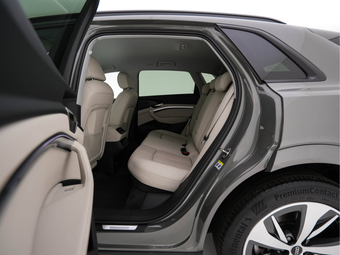 Audi Q8 e-tron 50 quattro Advanced Edition 95 kWh [3-Fase-22kW] {SoH-99%} (INCL-BTW)  Aut. *LEATHER | FULL-LED | MEMORY-PACK | ADAPTIVE-CRUISE | CAMERA | PRIVACY-GLASS | DIGI-COCKPIT | SHIFTPADDLES | DAB | AMBIENTLIGHT | TOWBAR | 20''ALU*