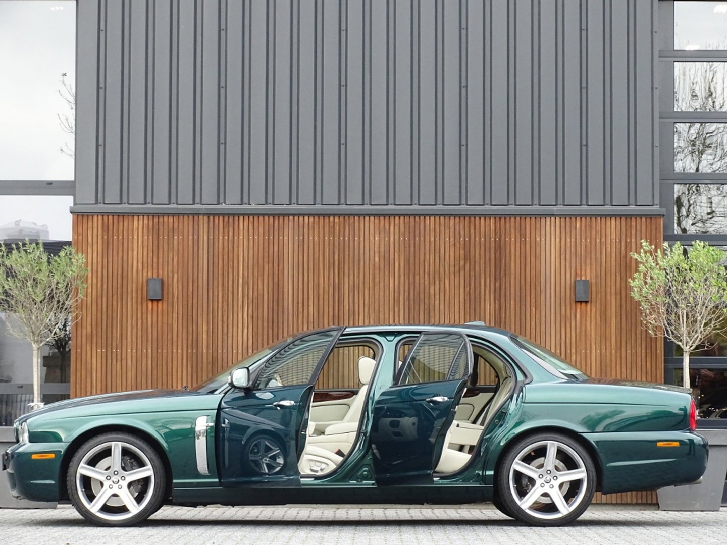 Jaguar XJR 4.2 V8 Supercharged 396PK / VIP / TV