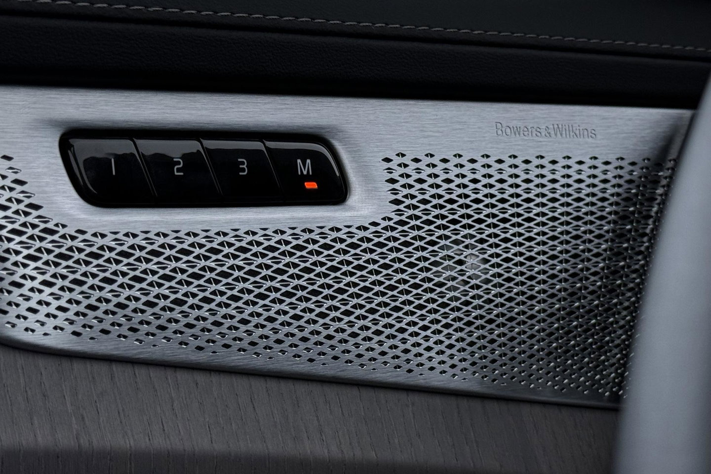 Volvo XC90 T8 Ultra Bright | Luchtvering | Bowers&Wilkins | 22 Inch | Panoramadak | Trekhaak | 360° Camera | Head-Up
