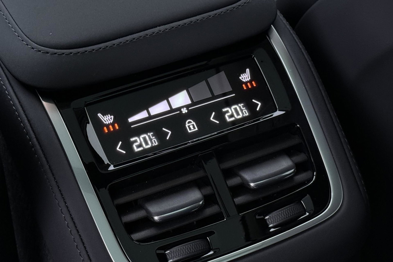 Volvo XC90 T8 Ultra Bright | Luchtvering | Bowers&Wilkins | 22 Inch | Panoramadak | Trekhaak | 360° Camera | Head-Up