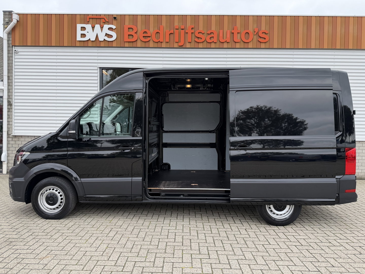 Volkswagen Crafter 35 2.0 TDI 140pk automaat L3H3 ( L2H2 ) Comfortline / euro 6 / bpm vrij / lease vanaf € 391 / vaste prijs rijklaar € 23.950 ex btw / dubbele schuifdeur / airco / cruise / camera !