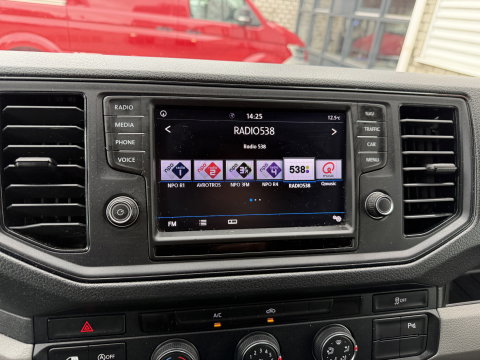Volkswagen Crafter 35 2.0 TDI 140pk automaat L3H3 ( L2H2 ) Comfortline / euro 6 / bpm vrij / lease vanaf € 391 / vaste prijs rijklaar € 23.950 ex btw / dubbele schuifdeur / airco / cruise / camera !