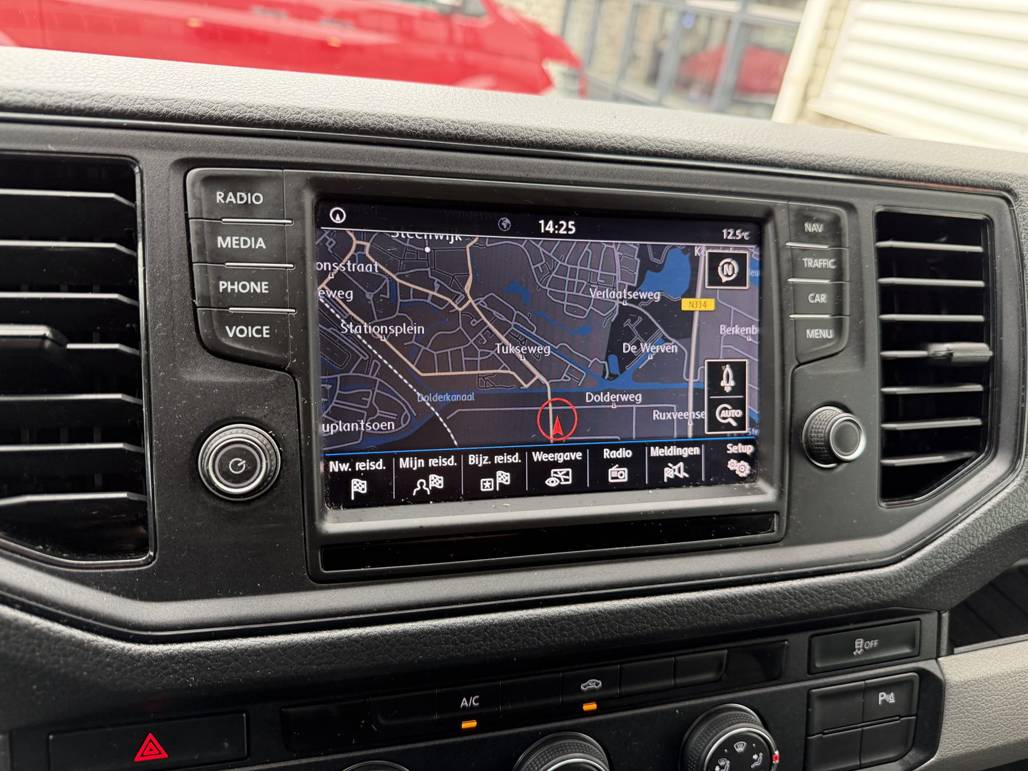 Volkswagen Crafter 35 2.0 TDI 140pk automaat L3H3 ( L2H2 ) Comfortline / euro 6 / bpm vrij / lease vanaf € 391 / vaste prijs rijklaar € 23.950 ex btw / dubbele schuifdeur / airco / cruise / camera !
