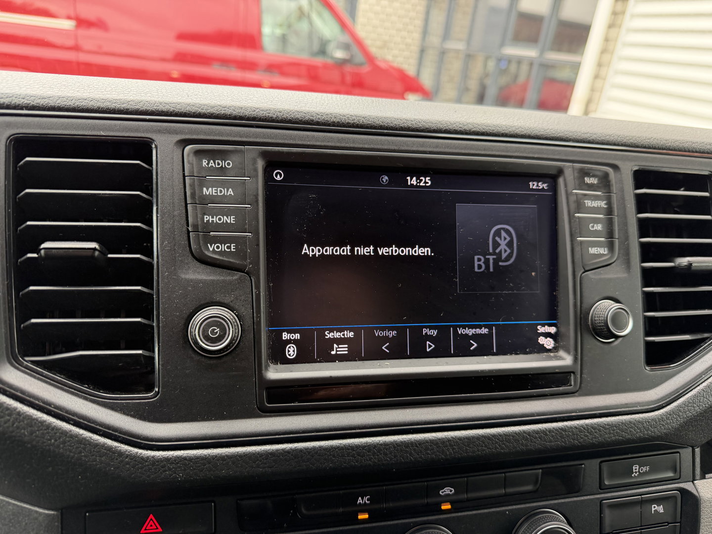 Volkswagen Crafter 35 2.0 TDI 140pk automaat L3H3 ( L2H2 ) Comfortline / euro 6 / bpm vrij / lease vanaf € 391 / vaste prijs rijklaar € 23.950 ex btw / dubbele schuifdeur / airco / cruise / camera !