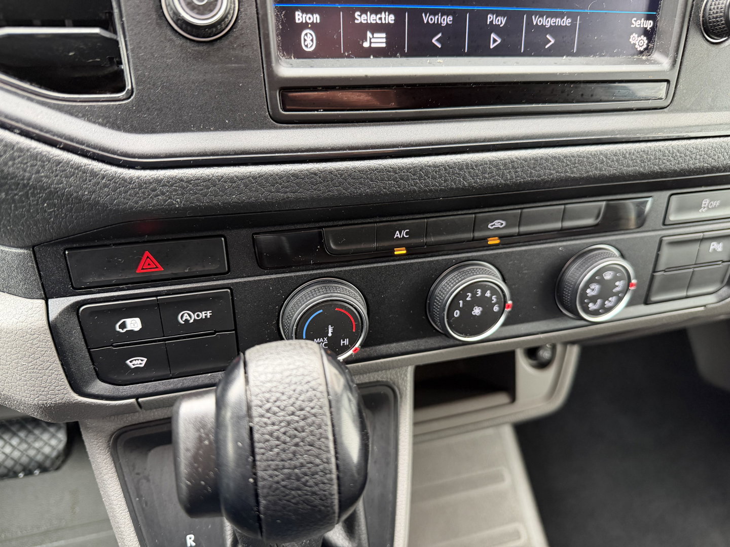 Volkswagen Crafter 35 2.0 TDI 140pk automaat L3H3 ( L2H2 ) Comfortline / euro 6 / bpm vrij / lease vanaf € 391 / vaste prijs rijklaar € 23.950 ex btw / dubbele schuifdeur / airco / cruise / camera !
