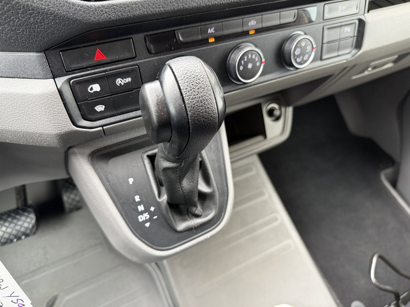 Volkswagen Crafter 35 2.0 TDI 140pk automaat L3H3 ( L2H2 ) Comfortline / euro 6 / bpm vrij / lease vanaf € 391 / vaste prijs rijklaar € 23.950 ex btw / dubbele schuifdeur / airco / cruise / camera !