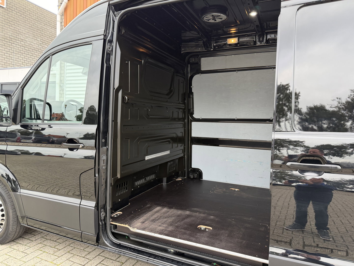 Volkswagen Crafter 35 2.0 TDI 140pk automaat L3H3 ( L2H2 ) Comfortline / euro 6 / bpm vrij / lease vanaf € 391 / vaste prijs rijklaar € 23.950 ex btw / dubbele schuifdeur / airco / cruise / camera !