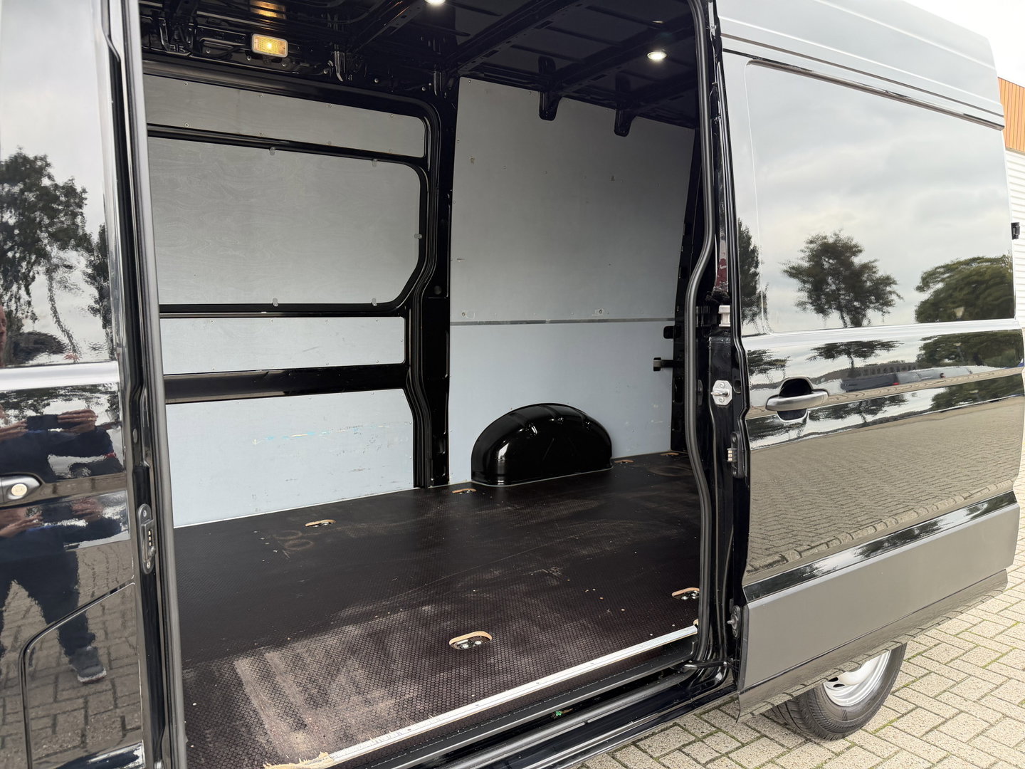 Volkswagen Crafter 35 2.0 TDI 140pk automaat L3H3 ( L2H2 ) Comfortline / euro 6 / bpm vrij / lease vanaf € 391 / vaste prijs rijklaar € 23.950 ex btw / dubbele schuifdeur / airco / cruise / camera !