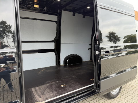 Volkswagen Crafter 35 2.0 TDI 140pk automaat L3H3 ( L2H2 ) Comfortline / euro 6 / bpm vrij / lease vanaf € 391 / vaste prijs rijklaar € 23.950 ex btw / dubbele schuifdeur / airco / cruise / camera !