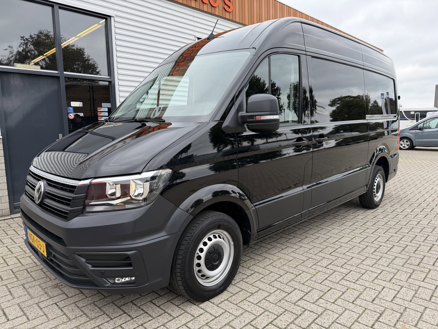 Volkswagen Crafter 35 2.0 TDI 140pk automaat L3H3 ( L2H2 ) Comfortline / euro 6 / bpm vrij / lease vanaf € 391 / vaste prijs rijklaar € 23.950 ex btw / dubbele schuifdeur / airco / cruise / camera !