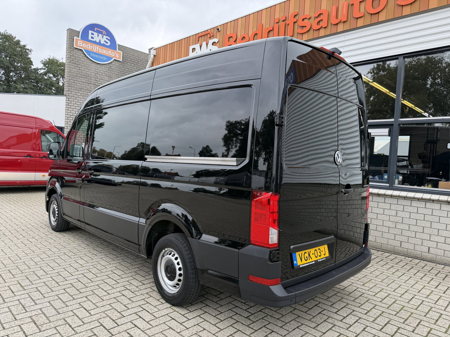 Volkswagen Crafter 35 2.0 TDI 140pk automaat L3H3 ( L2H2 ) Comfortline / euro 6 / bpm vrij / lease vanaf € 391 / vaste prijs rijklaar € 23.950 ex btw / dubbele schuifdeur / airco / cruise / camera !