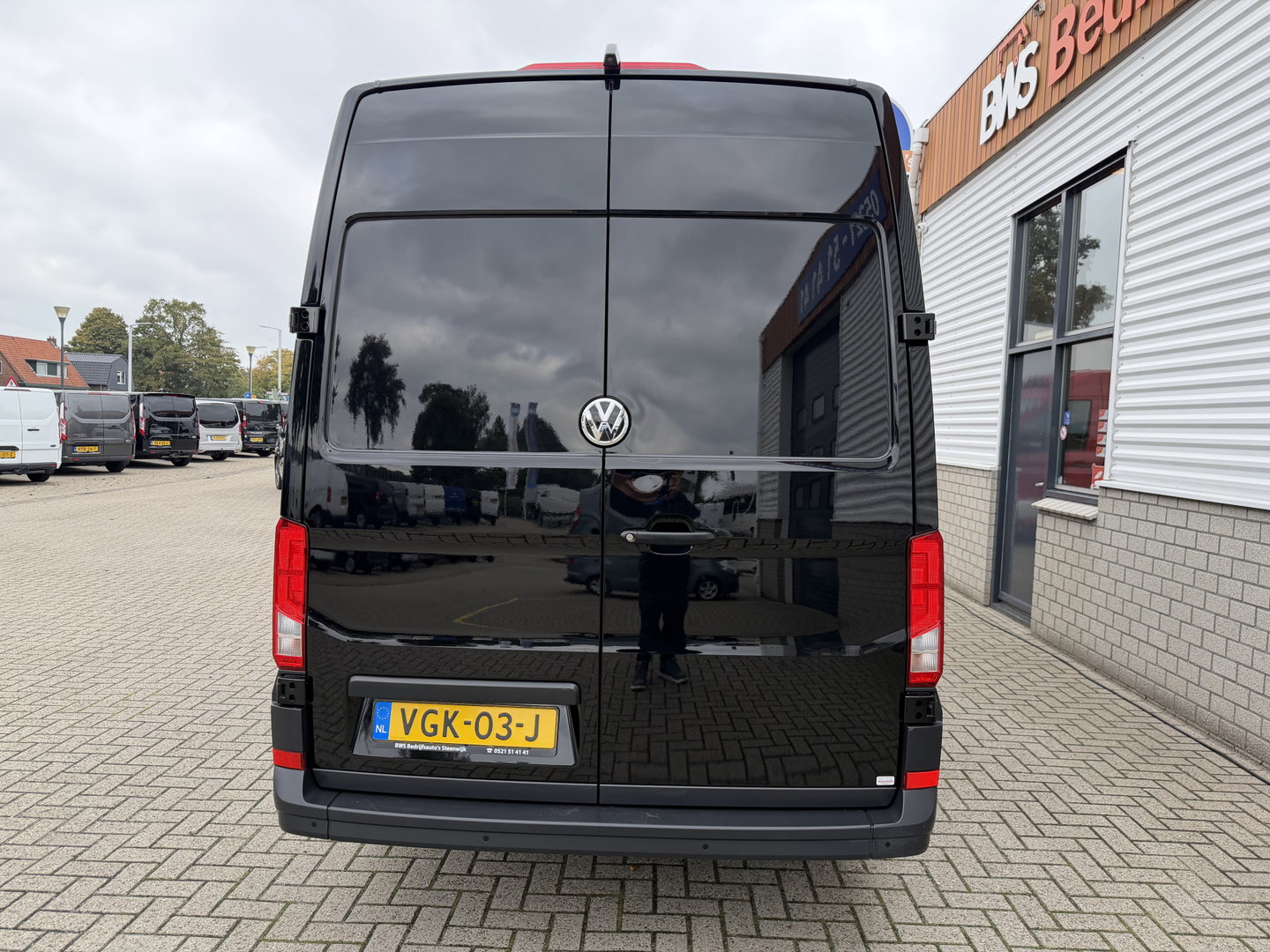 Volkswagen Crafter 35 2.0 TDI 140pk automaat L3H3 ( L2H2 ) Comfortline / euro 6 / bpm vrij / lease vanaf € 391 / vaste prijs rijklaar € 23.950 ex btw / dubbele schuifdeur / airco / cruise / camera !