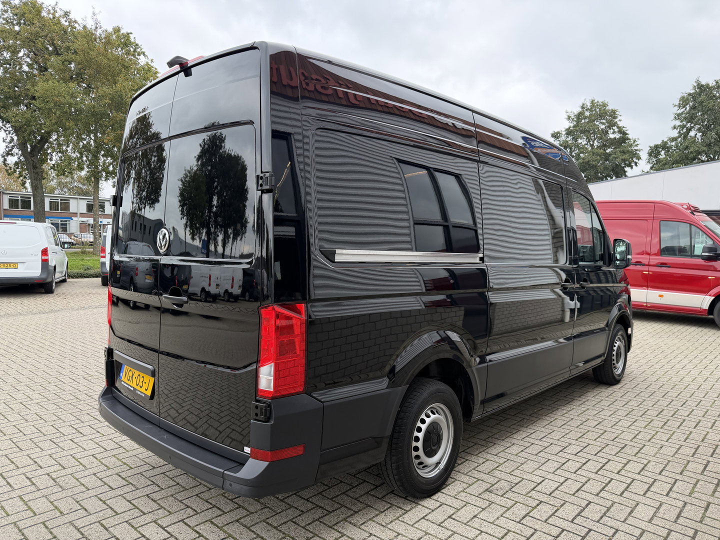 Volkswagen Crafter 35 2.0 TDI 140pk automaat L3H3 ( L2H2 ) Comfortline / euro 6 / bpm vrij / lease vanaf € 391 / vaste prijs rijklaar € 23.950 ex btw / dubbele schuifdeur / airco / cruise / camera !