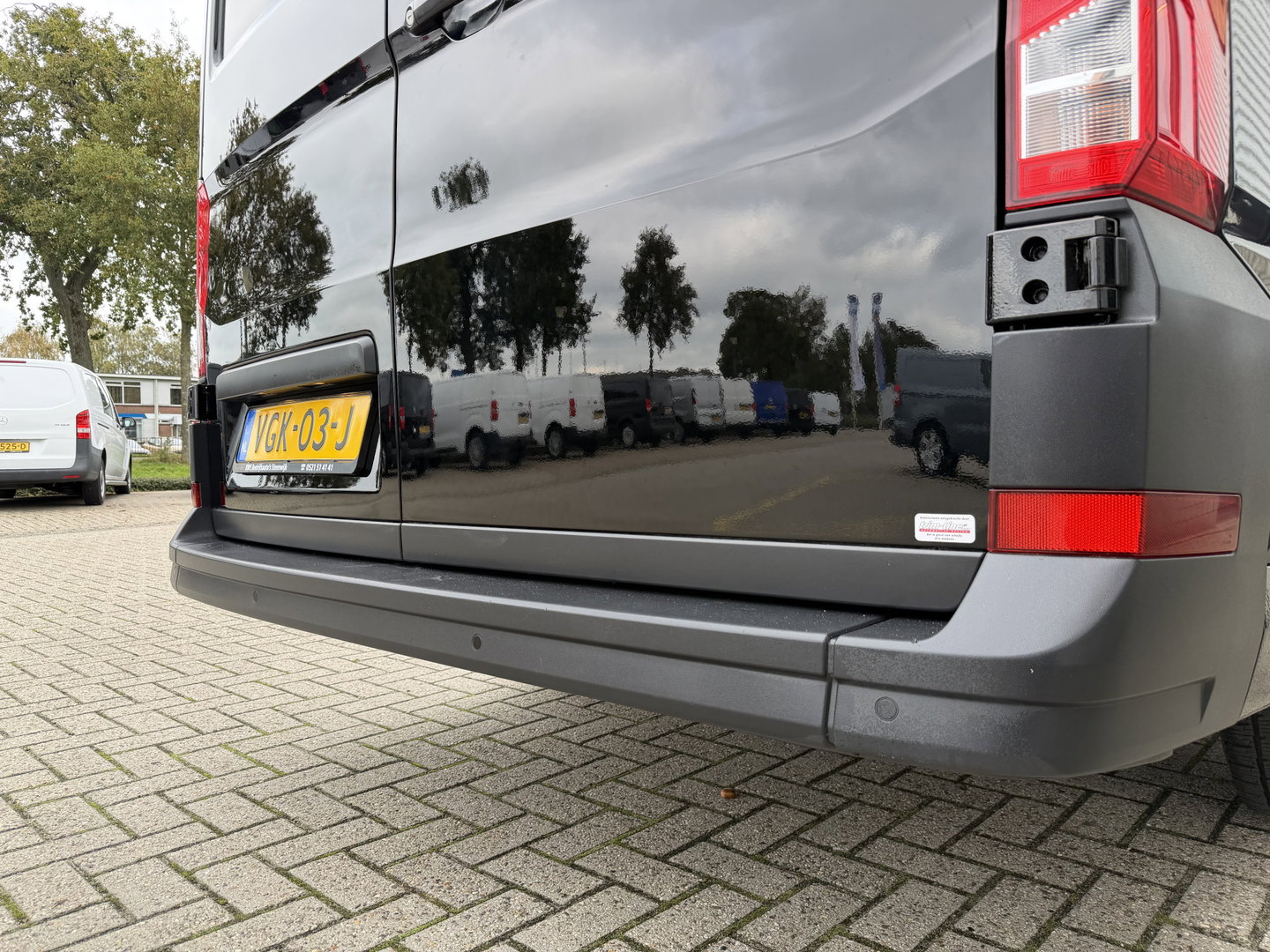 Volkswagen Crafter 35 2.0 TDI 140pk automaat L3H3 ( L2H2 ) Comfortline / euro 6 / bpm vrij / lease vanaf € 391 / vaste prijs rijklaar € 23.950 ex btw / dubbele schuifdeur / airco / cruise / camera !