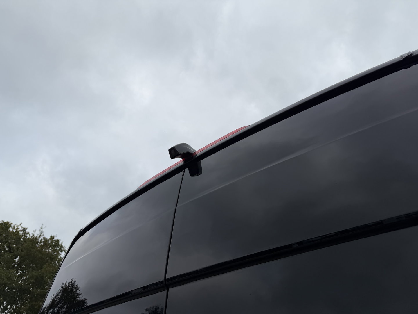 Volkswagen Crafter 35 2.0 TDI 140pk automaat L3H3 ( L2H2 ) Comfortline / euro 6 / bpm vrij / lease vanaf € 391 / vaste prijs rijklaar € 23.950 ex btw / dubbele schuifdeur / airco / cruise / camera !