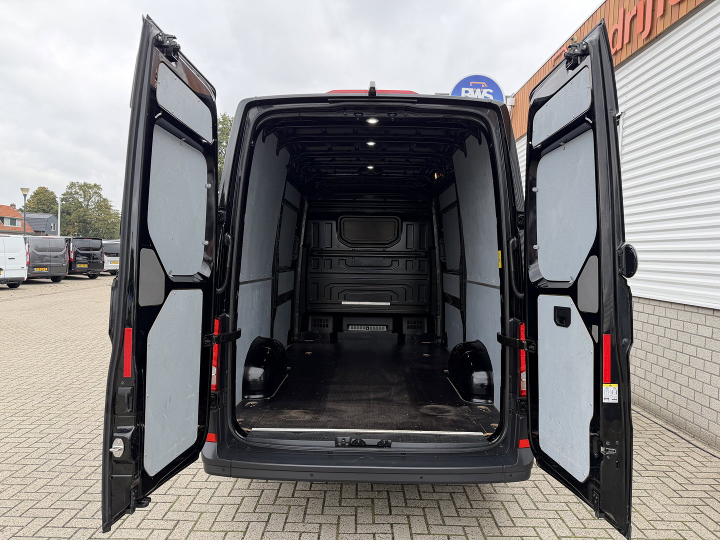 Volkswagen Crafter 35 2.0 TDI 140pk automaat L3H3 ( L2H2 ) Comfortline / euro 6 / bpm vrij / lease vanaf € 391 / vaste prijs rijklaar € 23.950 ex btw / dubbele schuifdeur / airco / cruise / camera !