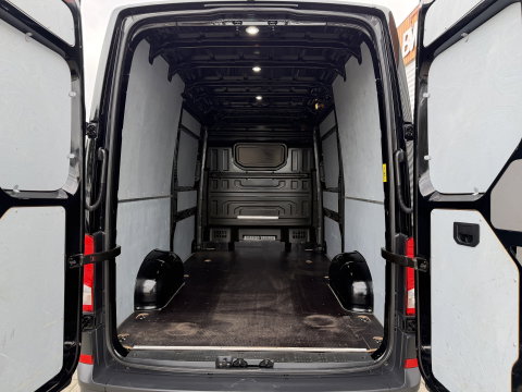 Volkswagen Crafter 35 2.0 TDI 140pk automaat L3H3 ( L2H2 ) Comfortline / euro 6 / bpm vrij / lease vanaf € 391 / vaste prijs rijklaar € 23.950 ex btw / dubbele schuifdeur / airco / cruise / camera !