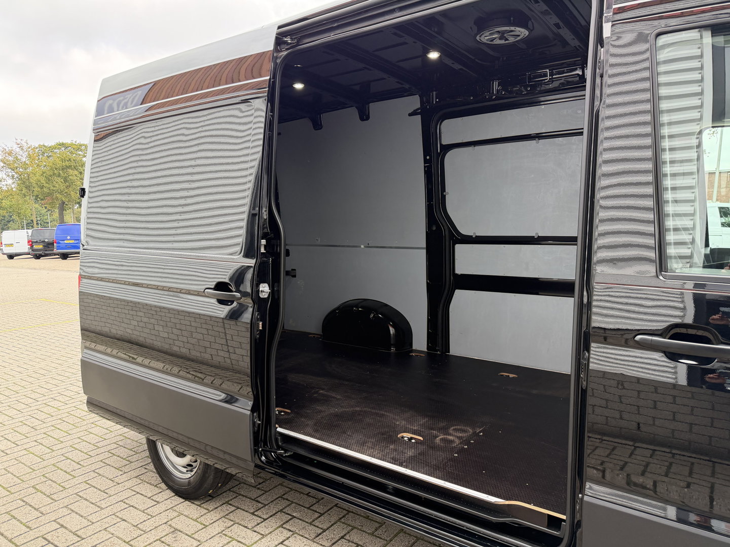 Volkswagen Crafter 35 2.0 TDI 140pk automaat L3H3 ( L2H2 ) Comfortline / euro 6 / bpm vrij / lease vanaf € 391 / vaste prijs rijklaar € 23.950 ex btw / dubbele schuifdeur / airco / cruise / camera !
