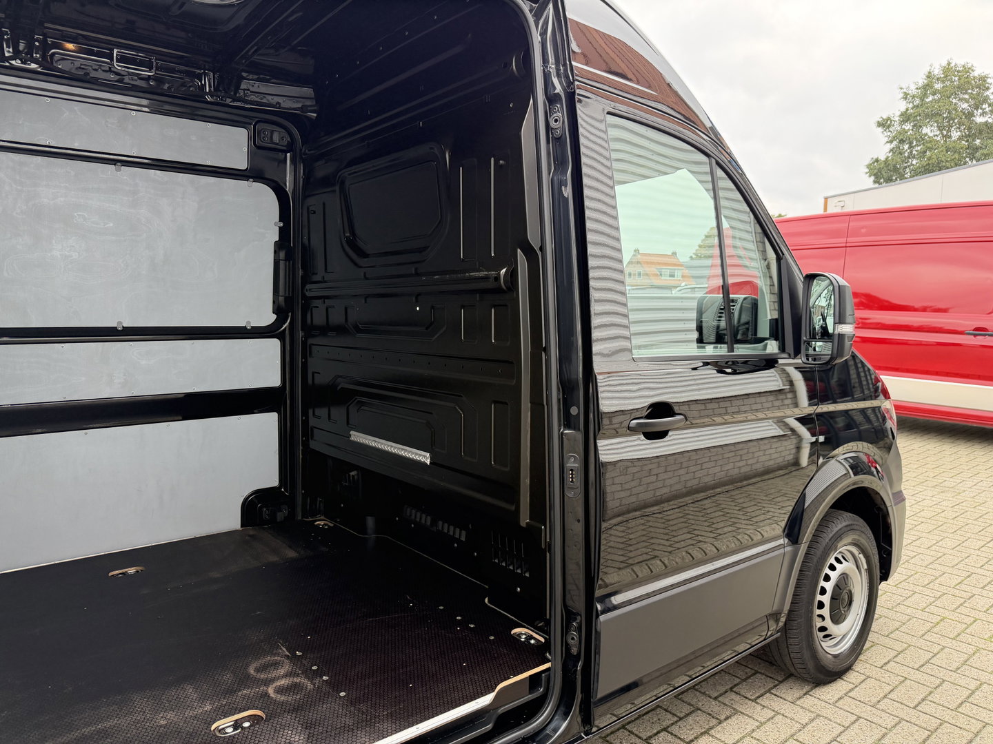 Volkswagen Crafter 35 2.0 TDI 140pk automaat L3H3 ( L2H2 ) Comfortline / euro 6 / bpm vrij / lease vanaf € 391 / vaste prijs rijklaar € 23.950 ex btw / dubbele schuifdeur / airco / cruise / camera !