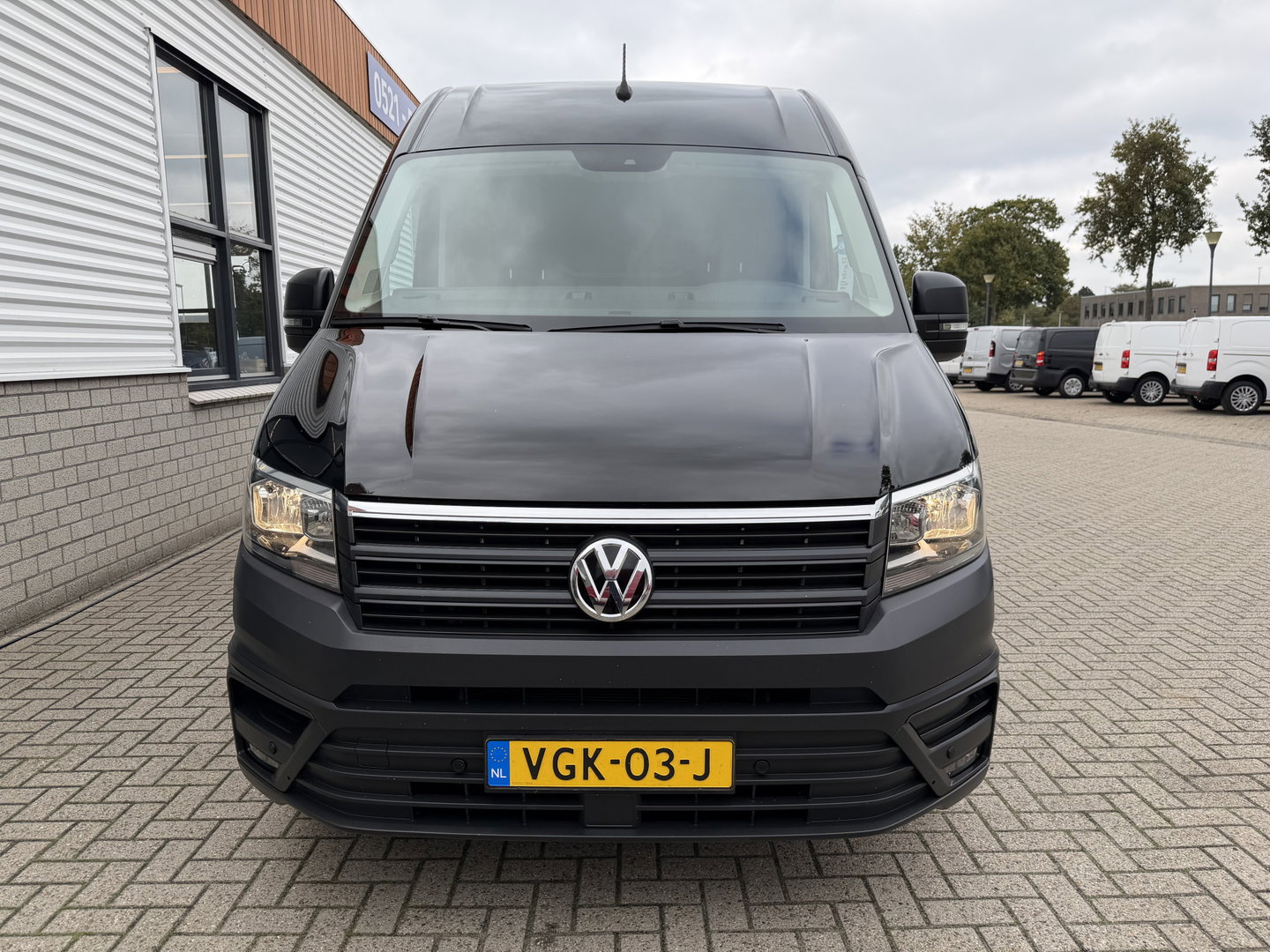 Volkswagen Crafter 35 2.0 TDI 140pk automaat L3H3 ( L2H2 ) Comfortline / euro 6 / bpm vrij / lease vanaf € 391 / vaste prijs rijklaar € 23.950 ex btw / dubbele schuifdeur / airco / cruise / camera !