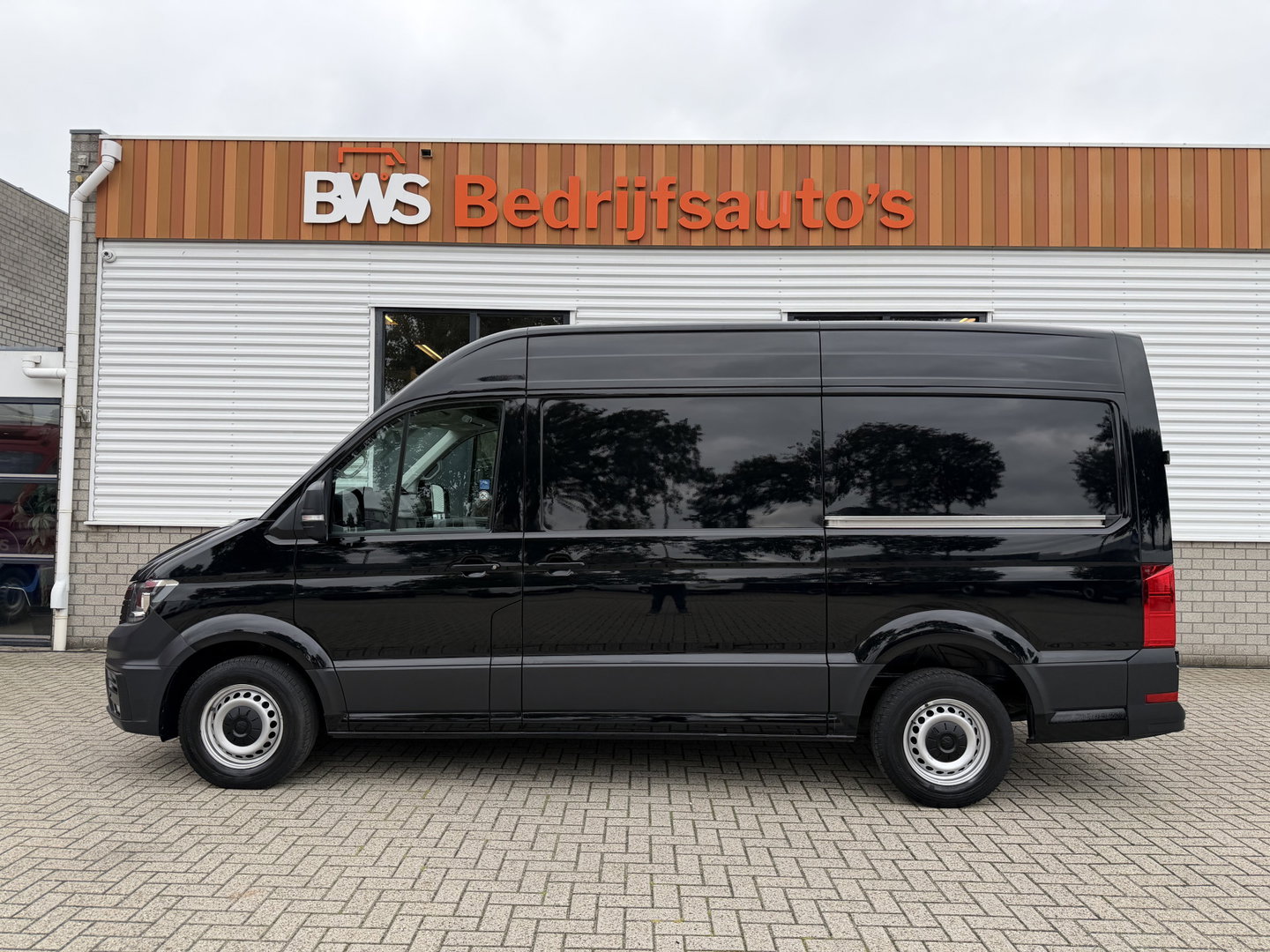 Volkswagen Crafter 35 2.0 TDI 140pk automaat L3H3 ( L2H2 ) Comfortline / euro 6 / bpm vrij / lease vanaf € 391 / vaste prijs rijklaar € 23.950 ex btw / dubbele schuifdeur / airco / cruise / camera !