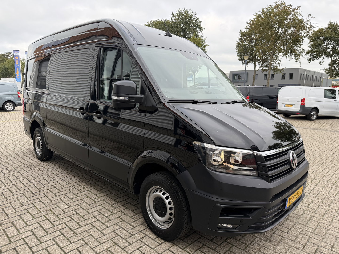 Volkswagen Crafter 35 2.0 TDI 140pk automaat L3H3 ( L2H2 ) Comfortline / euro 6 / bpm vrij / lease vanaf € 391 / vaste prijs rijklaar € 23.950 ex btw / dubbele schuifdeur / airco / cruise / camera !