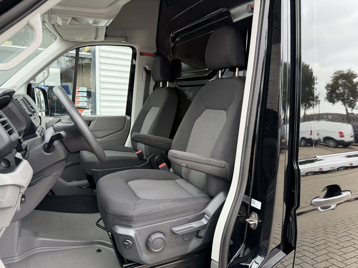 Volkswagen Crafter 35 2.0 TDI 140pk automaat L3H3 ( L2H2 ) Comfortline / euro 6 / bpm vrij / lease vanaf € 391 / vaste prijs rijklaar € 23.950 ex btw / dubbele schuifdeur / airco / cruise / camera !
