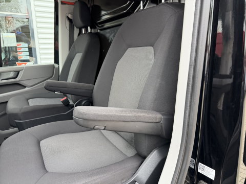 Volkswagen Crafter 35 2.0 TDI 140pk automaat L3H3 ( L2H2 ) Comfortline / euro 6 / bpm vrij / lease vanaf € 391 / vaste prijs rijklaar € 23.950 ex btw / dubbele schuifdeur / airco / cruise / camera !