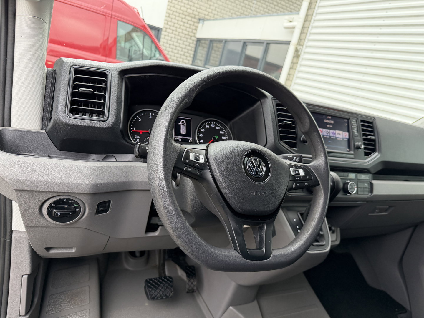 Volkswagen Crafter 35 2.0 TDI 140pk automaat L3H3 ( L2H2 ) Comfortline / euro 6 / bpm vrij / lease vanaf € 391 / vaste prijs rijklaar € 23.950 ex btw / dubbele schuifdeur / airco / cruise / camera !