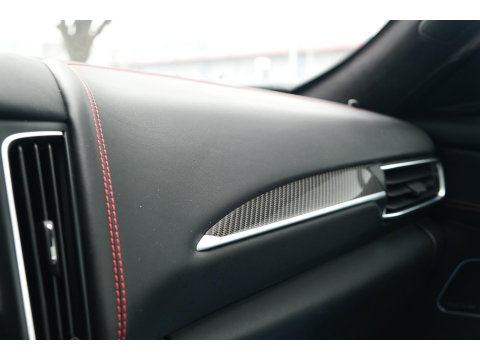 Maserati Levante Gransport 3.0 V6 D 275pk Panoramadak Schaalstoelen VOL!!! Carbon pakket NLauto 21" LMV Stoelkoeling Luchtvering