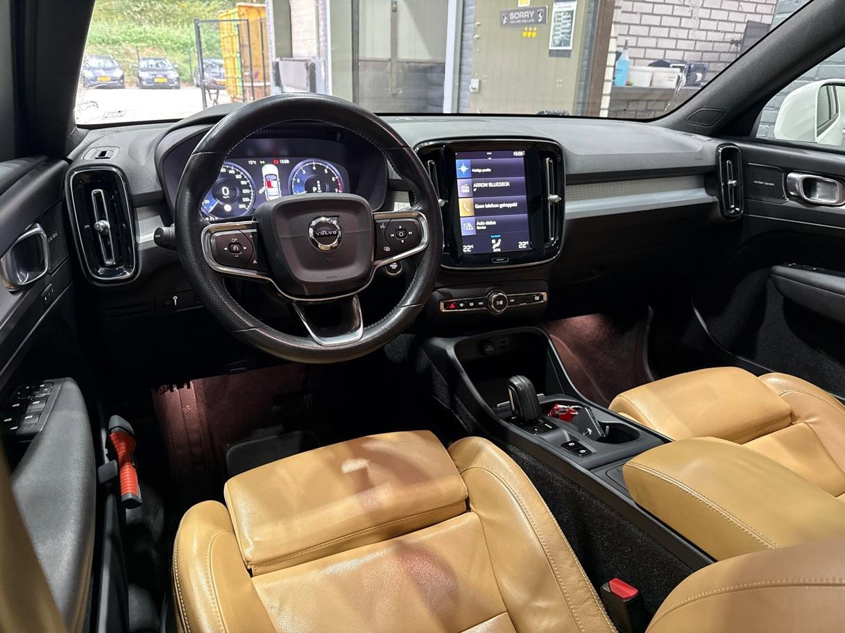 Volvo XC40 2.0 T4 Momentum | Harman/Kardon | Panoramadak | 360° Camera | Trekhaak | BLIS | Camera