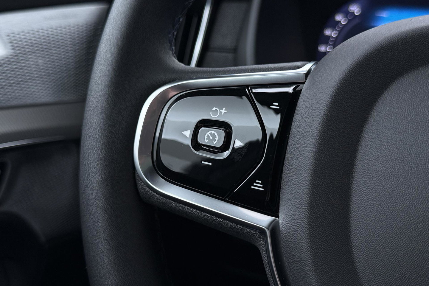 Volvo XC90 T8 Ultra Black Edition | HEICO | Luchtvering | B&W | Stoelventilatie | 22 inch | Pilot Assist