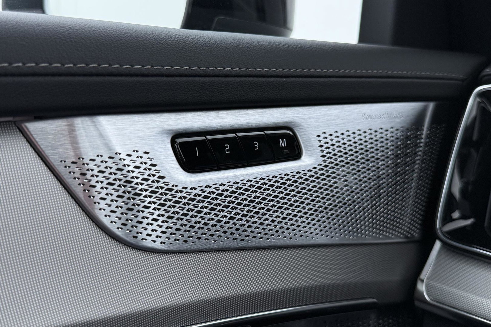 Volvo XC90 T8 Ultra Black Edition | HEICO | Luchtvering | B&W | Stoelventilatie | 22 inch | Pilot Assist