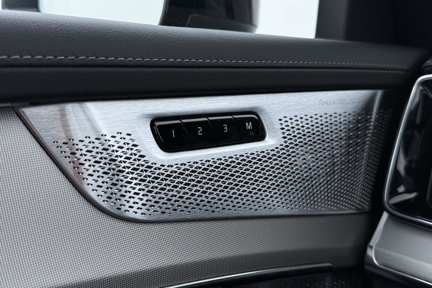 Volvo XC90 T8 Ultra Black Edition | HEICO | Luchtvering | B&W | Stoelventilatie | 22 inch | Pilot Assist