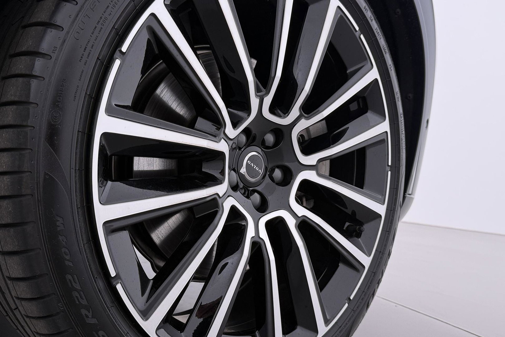 Volvo XC90 T8 Ultra Black Edition | HEICO | Luchtvering | B&W | Stoelventilatie | 22 inch | Pilot Assist