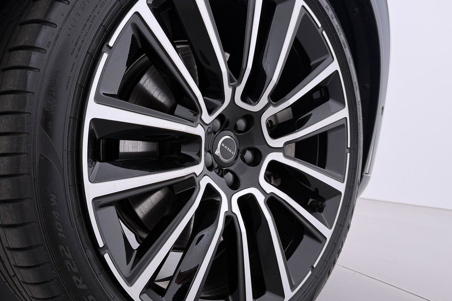 Volvo XC90 T8 Ultra Black Edition | HEICO | Luchtvering | B&W | Stoelventilatie | 22 inch | Pilot Assist